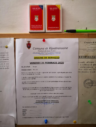 Ripatransone - C’è chi non lavora, il sindaco la butta sul goliardico: torneo di carte per i dipendenti comunali